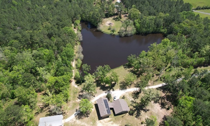 DeRidder Cabina | 3-bedroom Hickory Hill Lodge on a Lake, Sleeps 10, Extra Living Space 2 Kitchens