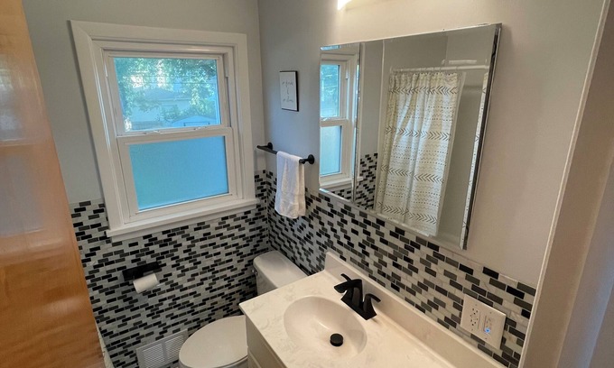 West Irondequoit Casa | 3 Bedroom home near water.