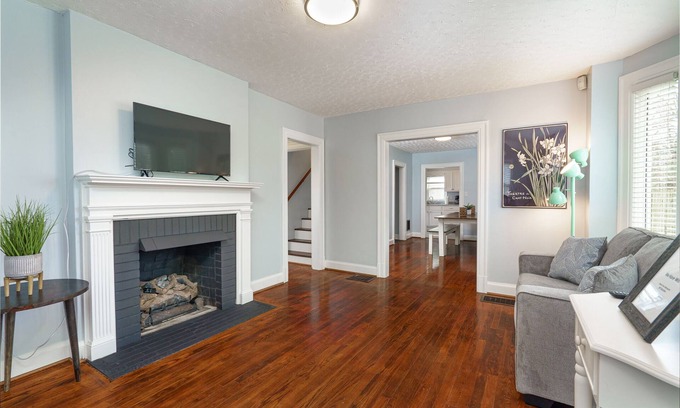 Hurwood Heights Casa | 3 Bedroom house close to downtown and the airport with an amazing deck.