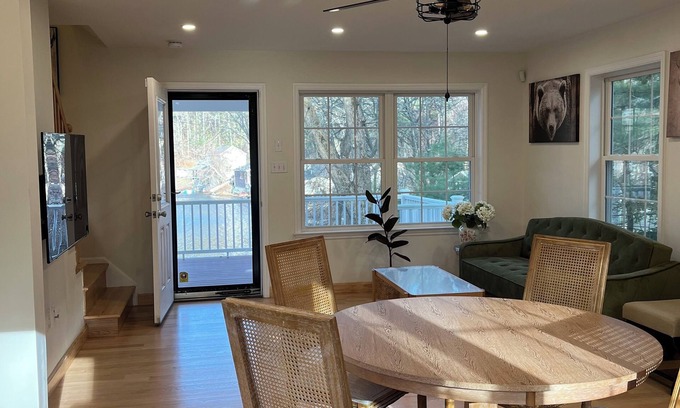 Franklin Casa | 3-bedroom house in brilliant Franklin with AC, water view and fire pit