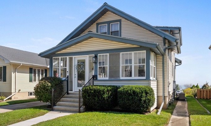 Manitowoc Casa | 3-bedroom house in perfect Manitowoc Steps away from the beach of Lake Michigan.