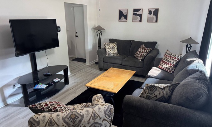 Lansing Casa | 3-bedroom house in quiet neighborhood close to downtown and MSU.