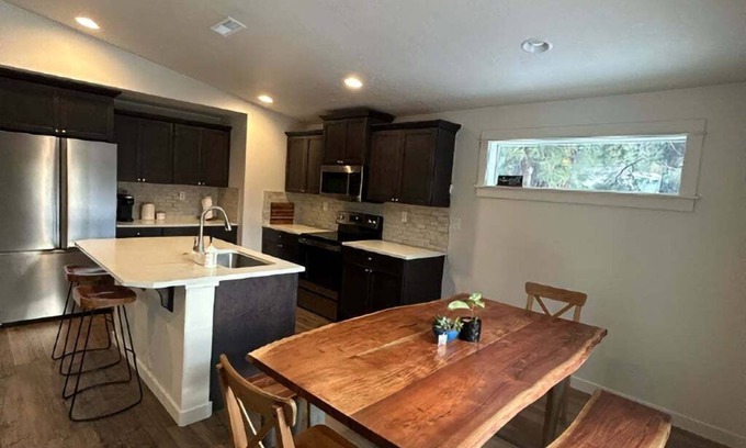 Sunriver Casa | 3-bedroom house near the beautiful Fall River with AC, fireplace and wifi