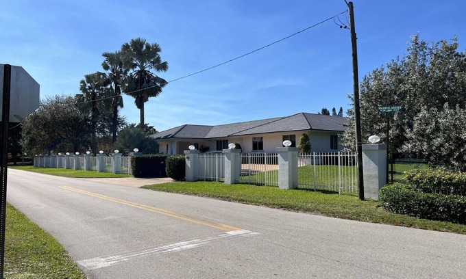 Davie Casa | 3-bedroom in Davie . WiFi, AC. Pool ,near to Sawgrass Mall, Hard Rock ,F Garden,