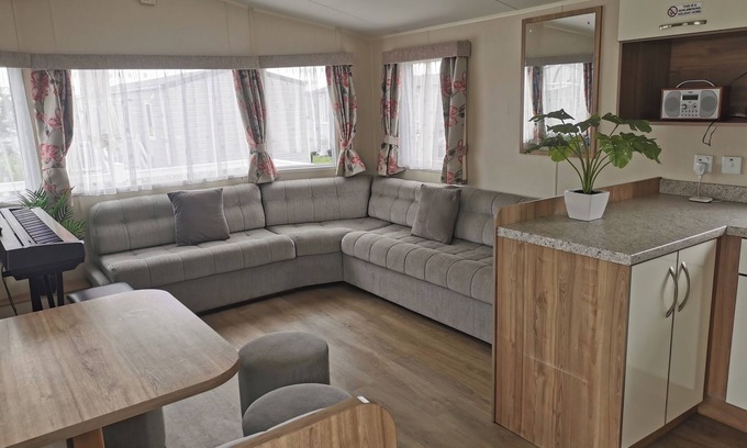 Layer Marney Cabina | 3 Bedroom Mersea Beach Retreat-Getaway by the Sea