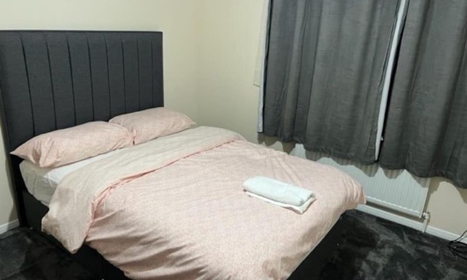 Grays Apartamento | 3 bedroom mid terraced house (2 double & 1 single)