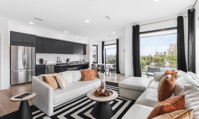 North Capitol Apartamento | 3 Bedroom Oasis on the River with 2 Private Patios