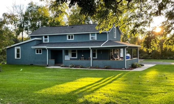 East Palmyra Casa | 3 Bedroom's with 4 beds, 1/2 wrap around porch, patio, 2 firepits, outdoor bar!