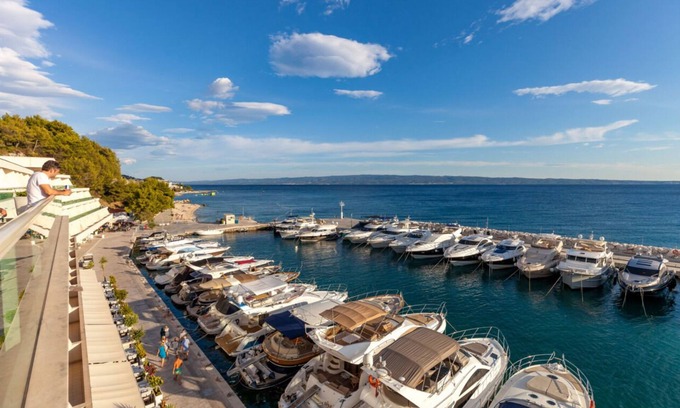 Cove Makarac (Milna) Alquiler De Eote | 3-bedroom Santa Barbara Yacht in charming Podstrana with AC, WiFi , Flat TV