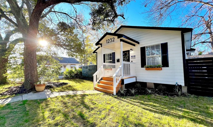 Alexandria Casa | 3 Bedroom Sleeps 8 - Close to Downtown Fun, Medical Center & Shopping,