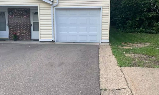 Eagan Casa | 3-bedroom townhome in Eagan MN close to the Mall of America, and MSP Airport.