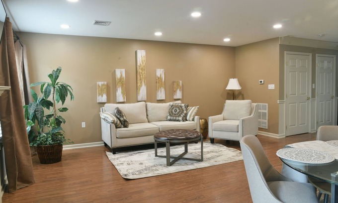 Enola Casa | 3-bedroom townhouse close to Mechanicsburg, Camp Hill, Harrisburg and Hershey