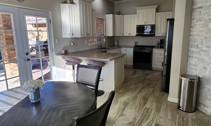 Westgate Heights Casa | 3-bedroom vacation home 21 minutes from Balloon Fiesta Park