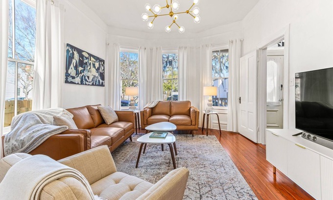 Thomas Square Casa | 3 Bedroom Victorian Townhouse - Near SCAD & Forsyth Park