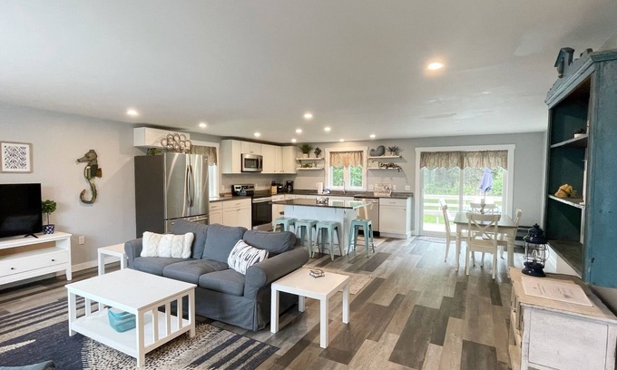 Owls Head Casa | 3 bedroom, walk to beach!