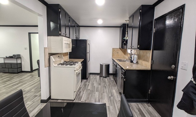 Downey Casa | 3 bedroom with 4 beds, 2 bathroom. Central to Los Angeles Metro Area, 7121
