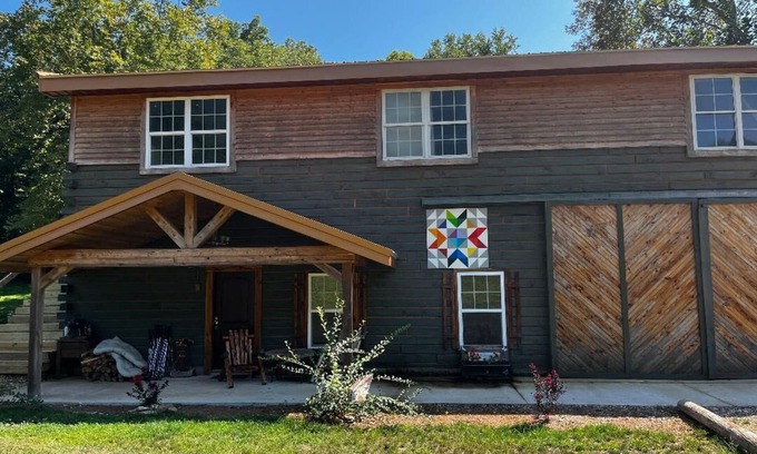 French Lick Cabina | 3-bedrooms, 2 bathrooms upstairs cabin in charming French Lick with AC