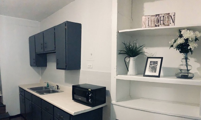 Ferguson Apartamento | 3 Bedrooms, 3 Beds, 1 Bath- View of Downtown Ferguson