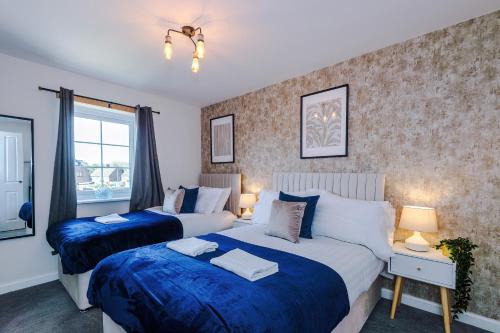 Speke Casa | 3 Bedrooms Driveway Walk 2 JLR Halewood Airport - 5 Beds- 3 WC-Speke Boulevard-South Liverpool-Sleeps 9 - Fully Equipped- Docks- Waterfront Bank Arena Liverpool by Arz Stays