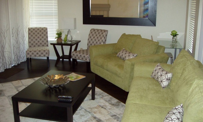 San Antonio Casa | (2) amplia sala de estar / área de restauración de madera dura-Suelo-Plano abierto-Gran ubicación