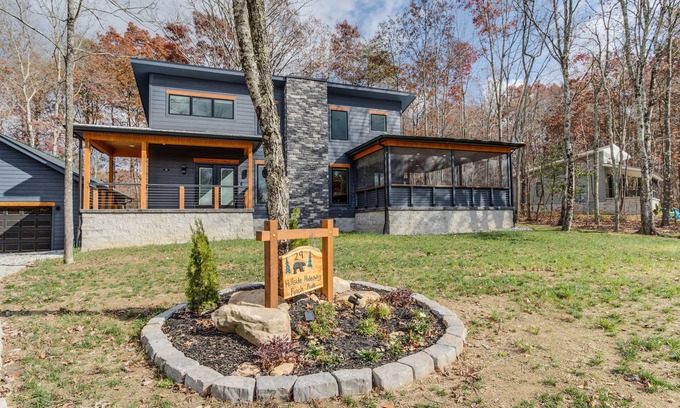 Tracy City Casa | 3-Br Luxury Home with Hot Tub & Arcade Games