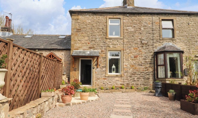 Clitheroe Casa | 3 COWPER PLACE, pet friendly, with a garden in Chatburn