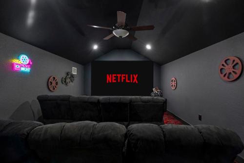 Travis Landing Casa | 3 Kings Theater Game Room and BBQ 7 min from Marina