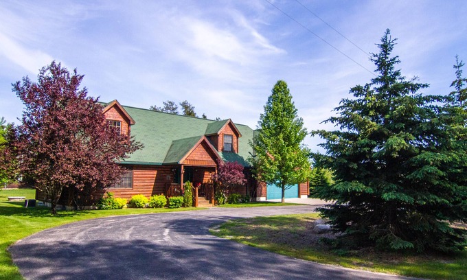 Thompsonville Casa | Casa ejecutiva de 3 niveles en el pueblo de Crystal Mountain Resort - ¡Nuevo en VRBO!