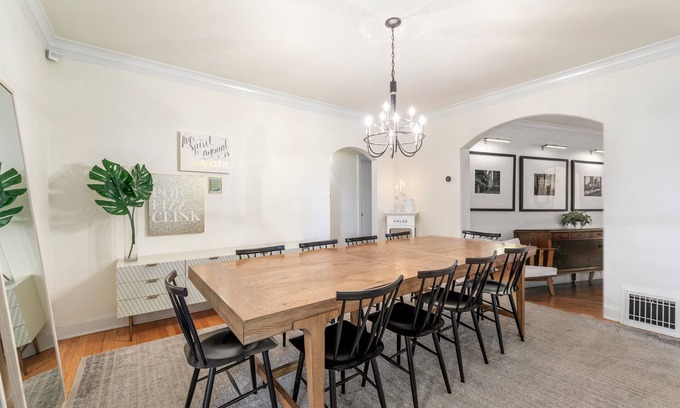 Aksarben - Elmwood Park Casa | 3 Living Rooms, 2 Garages, Gym & Chef’s Kitchen! Room for the Whole Group!