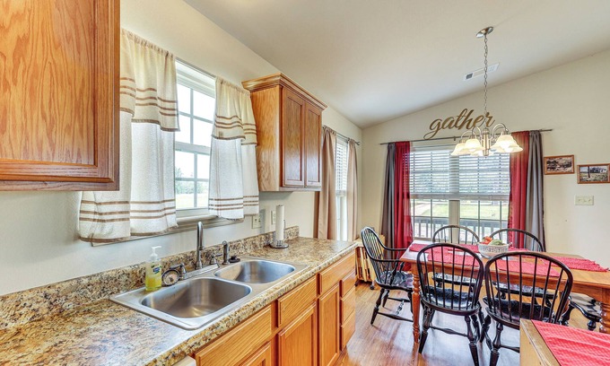 Fort Coffee Cabaña | 3 Mi to Arkansas River: Rural Family Home w/ Yard