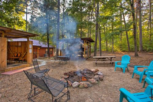 Broken Bow Casa | 3 Mi to Broken Bow Lake Cabin with Hot Tub and Deck!