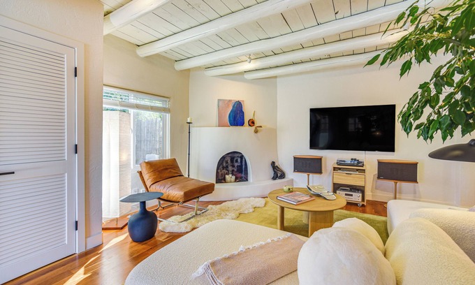 Southside Condominio | 3 Mi to Downtown - Condo w/ Hot Tub in Santa Fe!