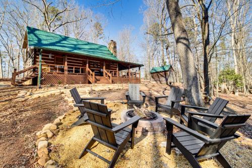 Ellijay Casa | 3 Mi to Dtwn Ellijay Tree-Lined Cabin with Deck!