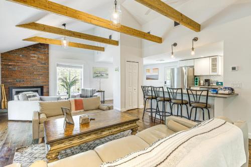 Mashpee Neck Casa | 3 Mi to Mashpee Commons Family Home with Fireplace