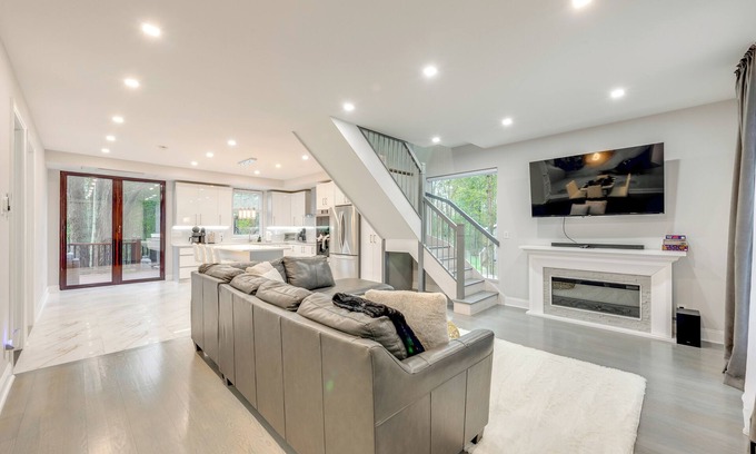 Tobyhanna Cabaña | 3 Mi to Tobyhanna State Park: Hot Tub Haven!