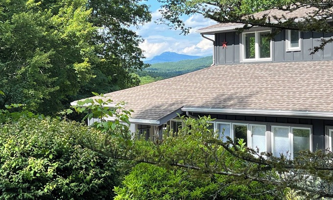 Linville Falls Casa | 3-min to Linville Falls. Beautiful home-3 BDRMs on 13 acres. Best breakfast.