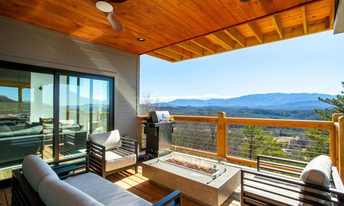 Sevierville Casa | 3 Pines Lodges Luxury Mountain View Hot Tub