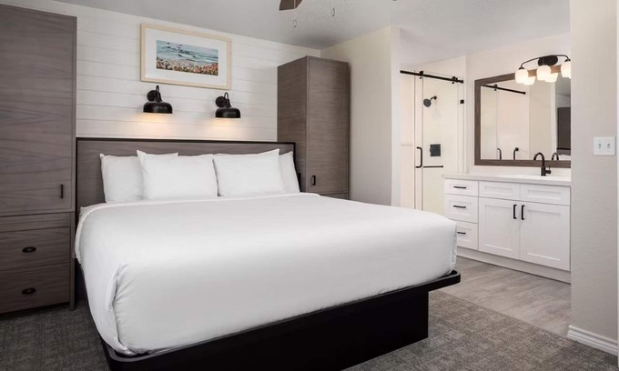 Galveston Hotel | 3 Spacious Villas w/ Pool Access + Sports Courts | Close to Beaches