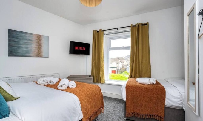 Cwmbrwla Apartamento | 3 Storey House, 2 Bathrooms, Smart Tv's all rooms!