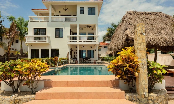 Plantation Villa | Hermosa casa frente a la playa de 3 pisos a medida con piscina privada