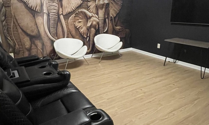 Tucker Casa | 3 Story Safari Paradise Close to the city!!