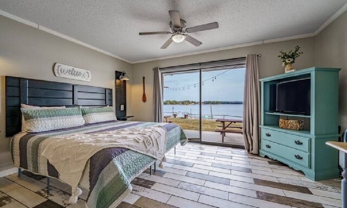 Lake Hamilton Hotel | #3 The Point - King Room