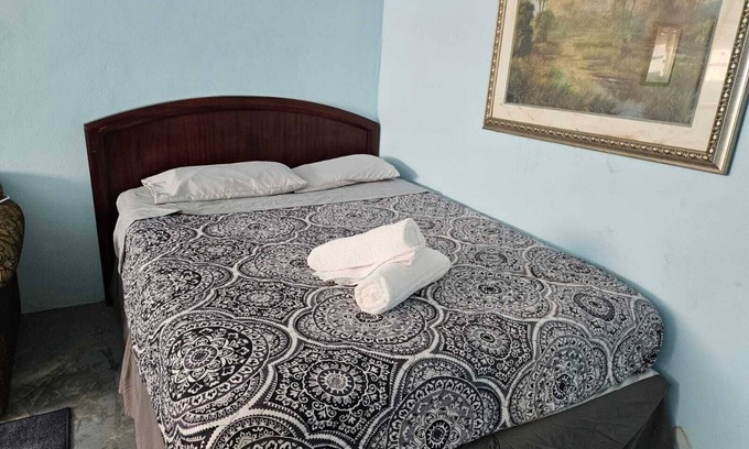 Arecibo Pueblo Apartamento | 30 Day Minimum 4 Br/2 Ba -Arecibo Beach Vibes Unit1