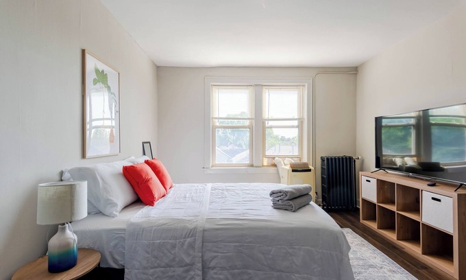 Dearborn Apartamento | 30+Day/Work-Friendly Space for Nurses & Travelers
