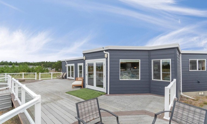 Ocean Park Casa | 30 NIGHT MINIMUM, ocean front, remodeled, Dogs OK (Blue)