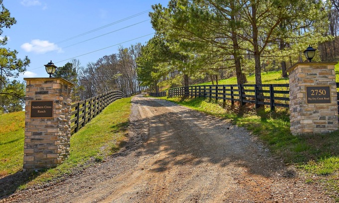 Giles County Casa | 30 private acre Country House