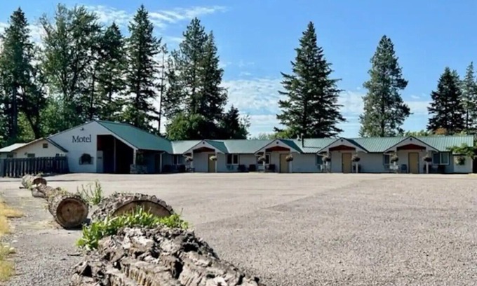 Columbia Falls Hotel | 30- TWO QUEEN BEDS in enjoyable Columbia Falls with WiFi, AC, 20m mi to GNP!!