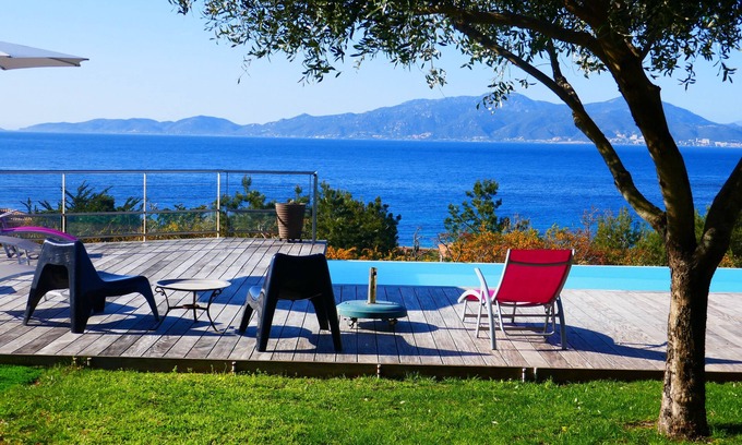 Portigliolo Casa | A 300 m de la playa, magnífica villa con piscina y vistas al mar.