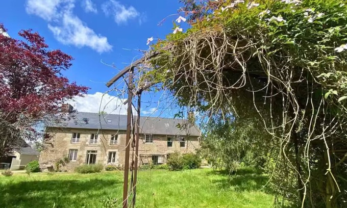Saint-Remy-du-Plein Casa | 300 m² manor house set in wooded grounds