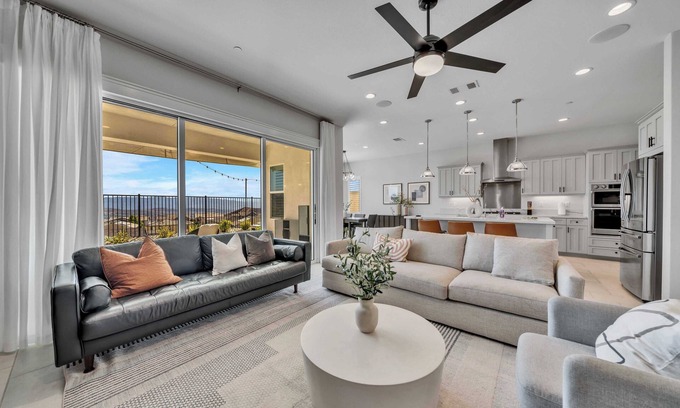 Canyon Country Casa | 30nights Min|Mainfloor Bedroom|Garage Access|Pet friendly|Natural Light #42174